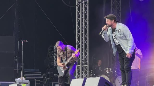 Silverstein waren heimliche Headliner am Freitagabend mit einer starken Bühnenperformance. Nächstes Jahr kommen sie wieder nach Hamburg, zum 25jährigen Bandjubiläum, versprach Frontmann Shane Told | Foto: Christoph Kunst