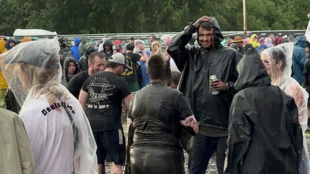 Trotz Matsch und Platzregen am Freitag herrschte gute Stimmung bei den Fans | Foto: cku