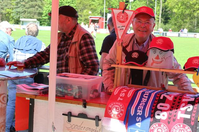 Bernd Paulig wird in der kommenden Saison nicht mehr hinter dem Fan-Shop-Wagen an der Otto-Koch-Kampfbahn stehen | Foto: cc