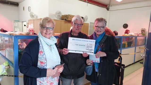 Bei der Spendenübergabe an die Tafel in Winsen | Foto: Landfrauenverein Auetal