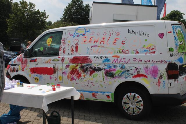 Bei Kuhn + Witte durften Kinder diesen Transporter bemalen