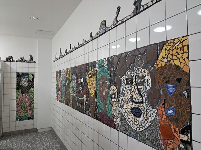 Von den Schülern gestaltete Mosaike verschönern die Toilettenräume | Foto: Anika Werner