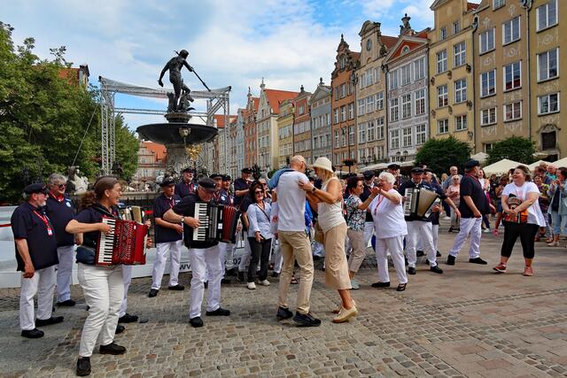 Zur Musik der Stader Hafensänger wurde begeistert getanzt | Foto: Hans-Jürgen Weidlich