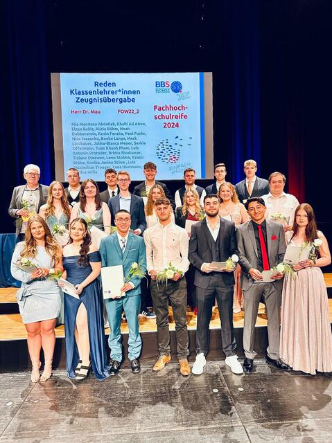 Abschluss Fachhochschulreife (FOW22_2): Mia Mandana Abdallah, Ali Abou Khalil, Elzan Bakic, Alicia Böhm, Noah Dobberstein, Kevin Fenske, Paul Fuchs, Nico Ivasenko, Beeke Lange, Mark Lindhauer, Jolina-Bianca Meyer, Saskia Offermann, Tuan Khanh Pham, Luis Antonio Protuder, Leon Stobbe, Keanu Stübe, Annika Janine Stüve, Luis Maximilian Troeger, Lana Uselmann und Malina Wille. | Foto: BBS Buchholz