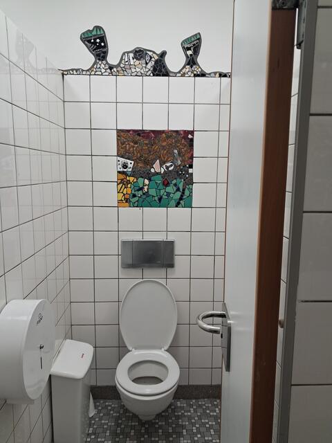 Kein Bild des Grauens mehr: eine Toilettenkabine im Gymnasium gegen Mittag eines Schultages | Foto: Anika Werner