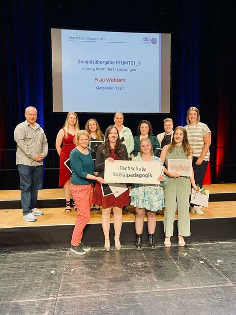 Staatlich anerkannte Erzieherinnen/Erzieher (F2QMT21_1): Svenja Blase, Sabrina Harnish, Stefanie Koch, Nadina Marques de Sousa, Lena-Marie Matthies, Tanja Maul, Venja Salvers und Vivienne Wanowski. | Foto: BBS Buchholz