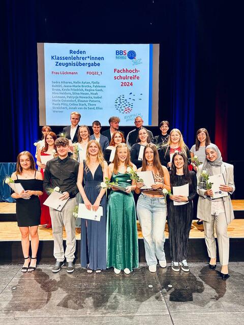 Abschluss Fachhochschulreife (FOQ22_1): Sedra Alhares, Nalin Aytan, Jaana-Marie Brotke, Fabienne Bruns, Kevin Friedrich, Regina Gaub, Nina Heidorn, Stina Heuer, Noah Lohmann, Patrycja Nowacka, Ash Ostendorf, Eleanor Patorra, Celina Stark, Thore Streichert, Jonah van de Sand und Elias Werner. | Foto: BBS Buchholz