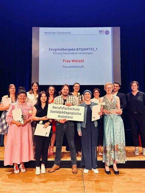 Bsp. Staatlich geprüfte Sozialpädagogische Assistenz (B7QAMT23_1): Rica Borgwardt, Zeynep Cubukcu, Dzenita Hodzic, Kim Leah Ingeln-Preuschmann, Juliane Klingelhöfer, Manuela Koch, Zofia Momberg, Florian Peters, Alexander Podsukonnyy, Andrea Maria Schumacher und Melanie Schumann. | Foto: BBS Buchholz