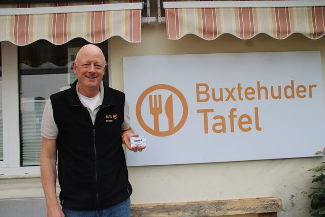 Jürgen Karow mit dem Ausweis für die Tafel