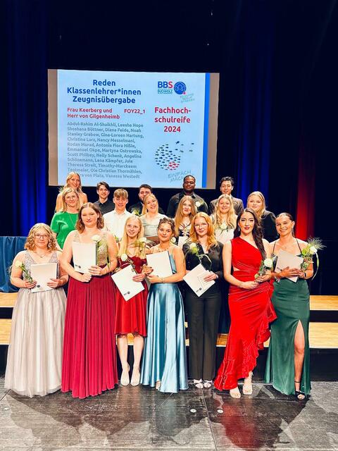 Fachhochschulreife (FOY22_1): Leesha Hope Shoshana Büttner, Noah Stanley Grabow, Gina-Loreen Hartung, Lena Kämpfer, Christina Lurz, Nancy Messelmani, Rodan Murad, Antonia Fiora Nißle, Emmanuel Okpe, Martyna Ostrowska, Scott Philbey, Nelly Schenk, Angelina Schönemann, Jule Theresa Streit, Timothy-Marckeem Tegtmeier, Ole Christian Thormählen, Leandra von Plata und Vanessa Westedt. | Foto: BBS Buchholz