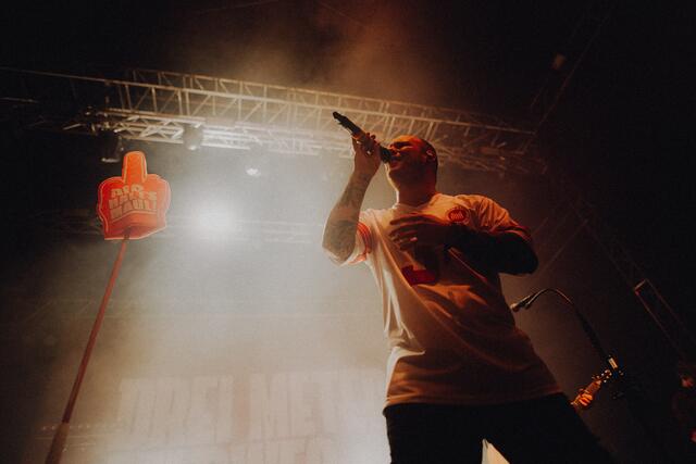 Sänger Bennet Ramm und die Band Drei Meter Feldweg aus Salzhausen konnten beim Hurricane 2024 viele neue Fans gewinnen | Foto: Christoph Eisenmenger