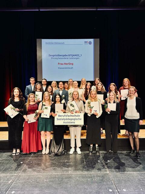 Staatlich geprüfte Sozialpädagogische Assistentinnen/Assistenten (B7QAM22_1): Lea Marie Breit, Nico Brose, Adrian Deichen, Michèle Doreen Dorsch, Vilma Ellmers, Emilie Froese, Maja Fürst, Emilie Marianne Hippe, Jil Lea Kolar, Tiziana Kuck, Tara Sophie Landmann, Sandra-Marie Lattemann, Manuela Mehrkens, Kim Marie Mörstedt, Svea-Marie Motzkus, Nele Neumann, An Nguyen, Chiara Nitzschner, Mizgin Özkan, Antonia Pieszkalla, Jana Rühl und Lena Chiara Schlegel. | Foto: BBS Buchholz