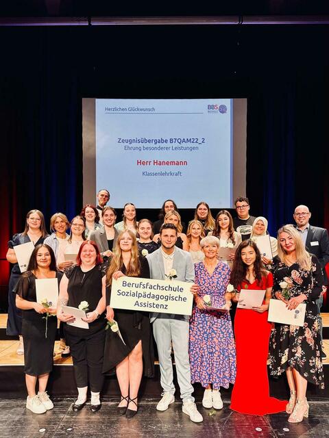 Staatlich geprüfte Sozialpädagogische Assistentinnen/Assistenten (B7QAM22_2): Kejda Bezhani, Diana Buske, Pia Sophie Eggers, Aylin Gazafer, Laura Luisa Gelübcke, Josephine Grabosch, Agnes Barbara Güran, Sophie Jäckel, Fatlind Krasniqi, Marius Maak, Tasja Mangels, Vincent Momberg, Hanna Neumann, Monika Pulawska, Beatrice Francesca Rechter, Leyla Richter, Stefanie Rudolph, Anne Schils, Annabel Schröder,  Luca Antonio Schulz, Sandy Sonntag, Natalia Zaorska und Serife Zeybek. | Foto: BBS Buchholz