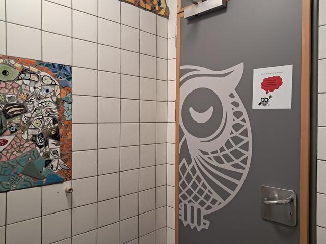 Kleiner Reminder an der Toilettentür: "Bitte hinterlasse die Toilette so, wie du sie vorfinden möchtest!" | Foto: Anika Werner