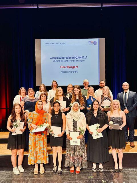 Staatlich geprüfte Sozialpädagogische Assistentinnen/Assistenten (B7QAM22_3): Jannike Albers, Jenice Allenstein, Michaela Baisch, Lara Sophie Beier, Peggy Goldenstein, Norine Heinrich, Faranaz Jahed, Johanna Kaestner, Thassilo Kaisik, Fabia Karthoff, Rebecca Klug, Anca Kühl, Katharina Netsch, Fabian Neuendorf, Monika Rajczykowska, Despina Rickert, Lena Sarau, Antonia Siepmann, Sabrina Späth und Ghazala Uddin. | Foto: BBS Buchholz