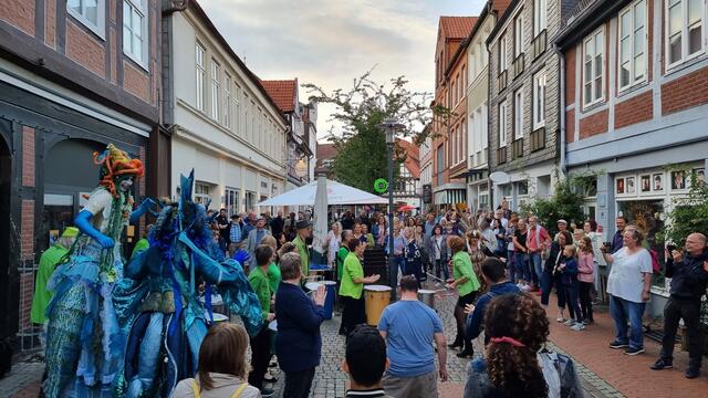 Musik und Walking Acts begeistern das Publikum | Foto: SMTG