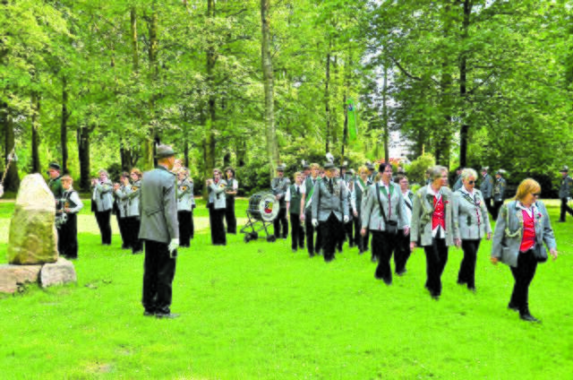 Der Ausmarsch endete mit dem Antreten am Königsstein in der Nähe des Schützenhauses | Foto: André Welle
