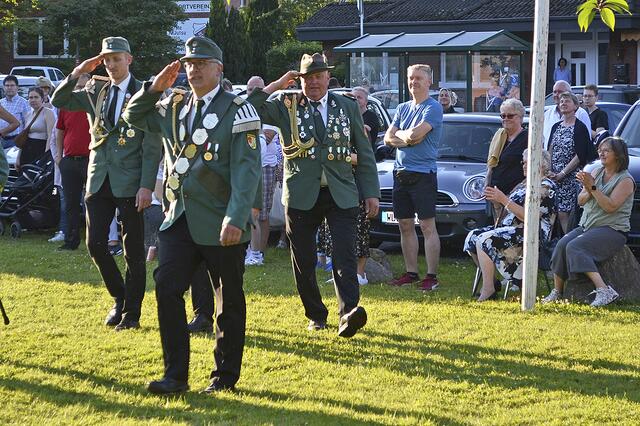 Uwe Albers mit seinen Adjutanten Wilhelm Maack (re.) und Fabien Maack bei der Frontabnahme | Foto: bim