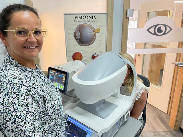 Augenoptikermeisterin Jacqueline Meyer bei einer Augenanalyse mit der Visionix-Messtechnik | Foto: Aldag
