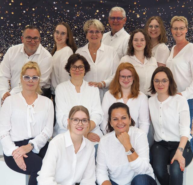 Das Team von "Optiker Meins - hören &amp; sehen" bietet Kompetenz und Engagement an allen drei Standorten der Firmengruppe. Es möchte mit den Stammkunden, Geschäftspartnern und Interessierten den Firmengeburtstag feiern  | Foto: Aldag