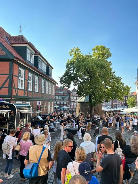 Man trifft sich bei der "Langen Nacht" in Stade | Foto: SMTG