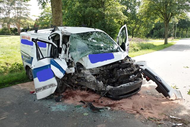Der verunfallte Ford Transit | Foto: Rolf Hillyer-Funke/Feuerwehren SG Oldendorf-Himmelpforten