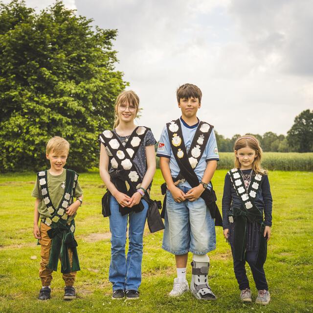 Kinderkönig Mika Schwarz (3. v. li.), Kinderkönigin: Neele Bredehöft (2. v. li.), Prinz Linus Thoden und Prinzessin Sophia Cord | Foto: Jan Laudahn