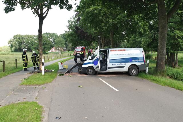 Einsatzkräfte am verunfallten Ford Transit | Foto: Rolf Hillyer-Funke/Feuerwehren SG Oldendorf-Himmelpforten