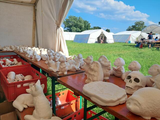 Keramikfiguren warten darauf, bemalt zu werden | Foto: Anika Werner