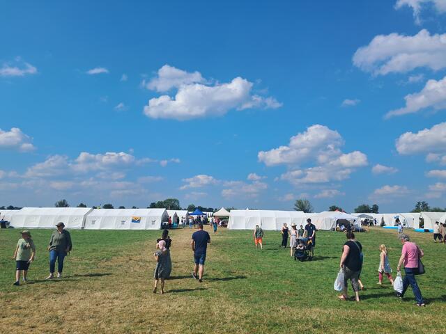 Aufgrund des warmen Wetters waren in diesem Jahr Pools in der Zeltstadt erlaubt | Foto: Anika Werner