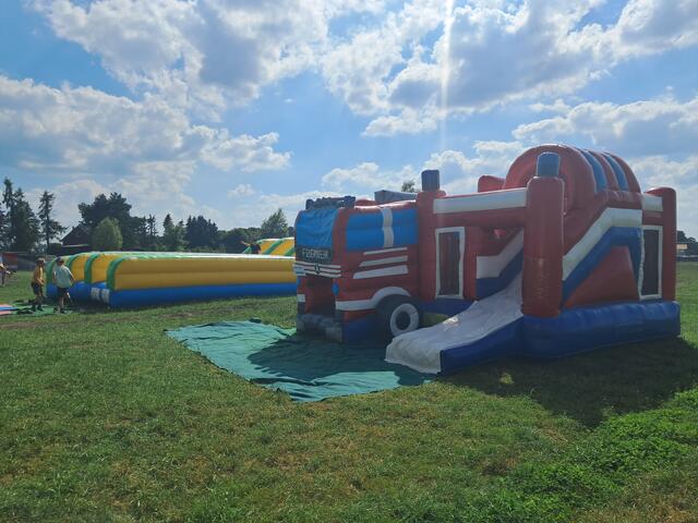 In der sogenannten Spielefabrik gab es Hüpfburgen für jedes Alter | Foto: Anika Werner