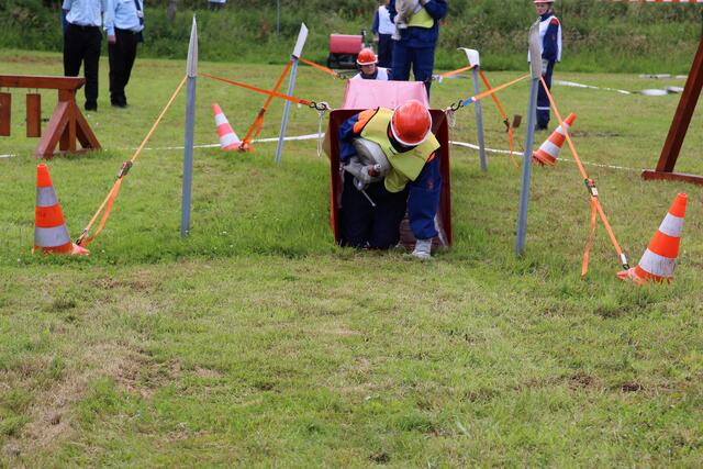 Die Jugendfeuerwehrleute mussten unter anderem durch einen Tunnel kriechen | Foto: Feuerwehr Seevetal