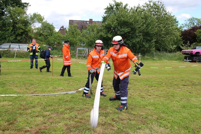 Das präzise Ausrollen der Schläuche brachte wertvolle Sekunden. | Foto: Feuerwehr Seevetal