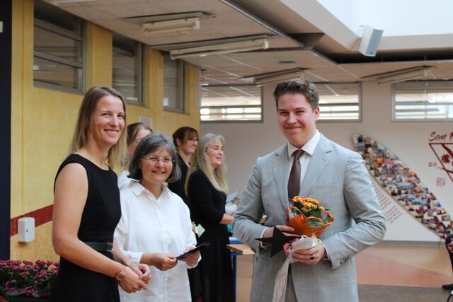 Zum Abschied gab es  Blumen und Sternen-Zitate für die Absolventen | Foto: BBS Buxtehude