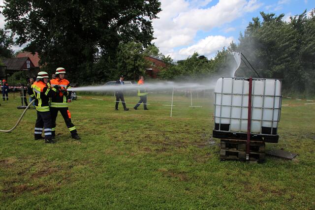 Ein dreiteiliger Löschangriff gehörte für die Jugendfeuerwehren zu den Aufgaben. | Foto: Feuerwehr Seevetal