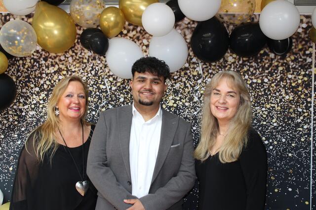 Bestenehrung Nicole Rossa, Strahlemann Ali Habibi, Ute Behrens | Foto: BBS Buxtehude
