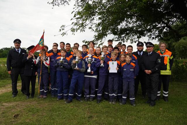 Bei der Jugend setzte sich Hittfeld 1 in der Gemeinde Seevetal durch und nahm die verdienten Glückwünsche der Gratulanten entgegen. | Foto: Feuerwehr Seevetal
