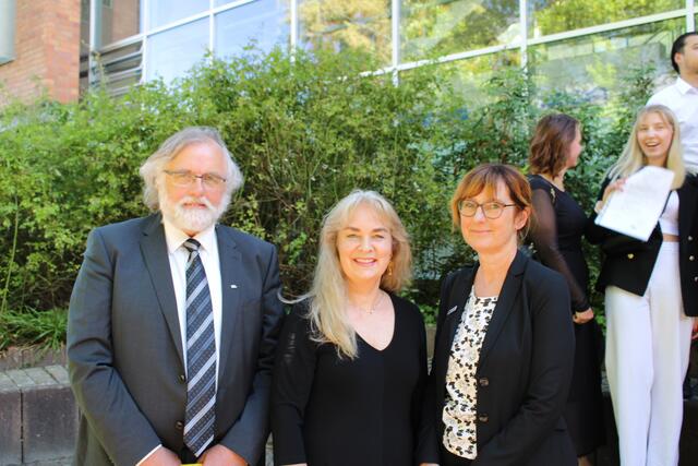 Schulleiter Carsten Schröder, Ute Behrens (Bildungsgangsgruppenleiterin Einzelhandel) und Barbara Heckendorf (re., Qualifizierungsberaterin Aus- und Weiterbildung, IHK Stade für den Elbe-Weser-Raum) | Foto: BBS Buxtehude