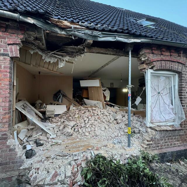 Die Außenwand des Wohnhauses liegt in Trümmern | Foto: Polizei