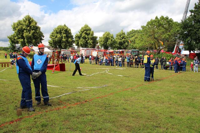Die Gruppen erhielten vom Gruppenführer ihren Einsatzauftrag | Foto: Feuerwehr Seevetal