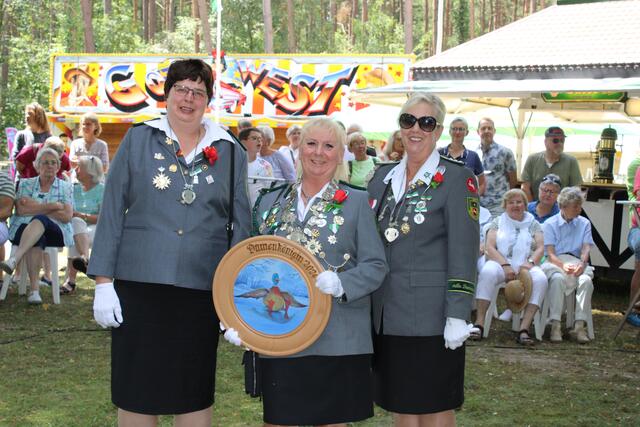 Damenkönigin Stephanie Markwort (Mi.) mit ihren Adjutantinnen Anja Theus (li.) und Susanne Schmütz | Foto: ce