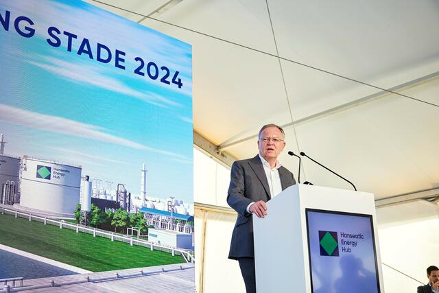 Niedersachsens Ministerpräsident Stephan Weil hob die Bedeutung des künftigen Terminals für die Energieversorgung hervor | Foto: HEH