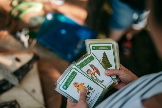 Bei den Projekten kommen die verschiedensten Arbeitsmaterialien zum Einsatz, hier Auftragskarten | Foto: Antje Wulf / DRK-Kreisverband Harburg-Land