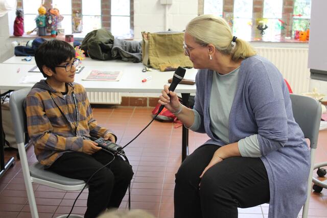 Constanze Reiß beantwortet eine Frage von Sufyan | Foto: sb