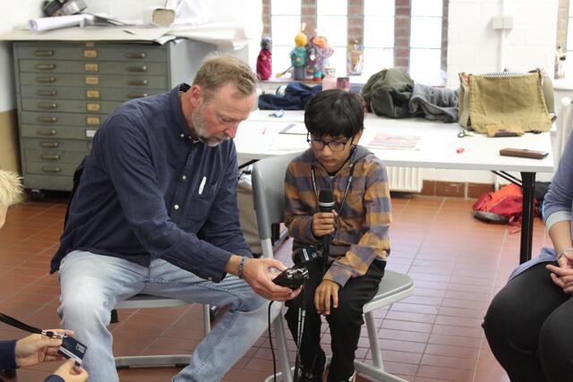 Christoph Peltz erklärt Sufyan, wie das Aufnahmegerät bedient wird | Foto: sb