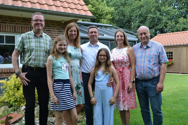 Die Vizekönigstruppe (hinten, v. li.): Thorsten Backes, das Vizekönigspaar Christina und Daniel Heins, Wiebke und Daniel Kummer sowie (vorne, v. li.): Amelie und Marlene Heins | Foto: bim