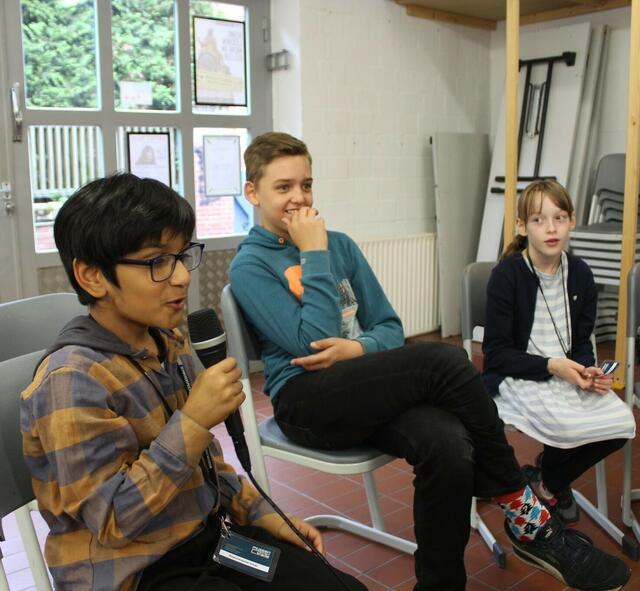 Sufyan (v.li.) hat beim Interview eine Zwischenfrage. Mars und Ida hören zu | Foto: Reiß