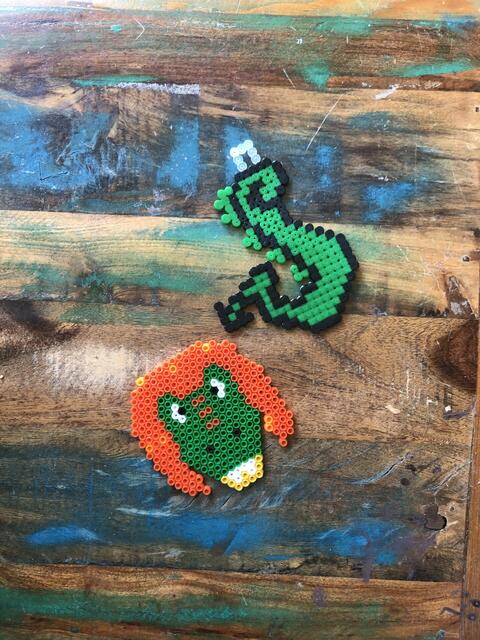 Karla (5 Jahre) aus Kakenstorf: Logo und Mr.Heavysaurus aus Steckperlen | Foto: Michelle Steinert