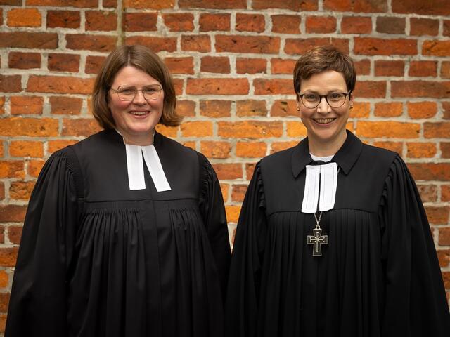 Isabell Hoppe (li.) wurde von Regionalbischöfin Marianne Gorka  ins Amt eingeführt | Foto: Gilbert Studios Jesteburg