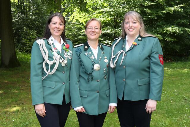 Damenkönigin Ariane Thiemann mit den Adjutantinnen Nicole Strube und Verena Weigelt | Foto: Schützenverein